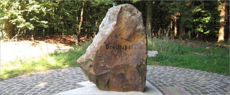 Dreiflußstein im Teutoburger Wald Lipperland.de